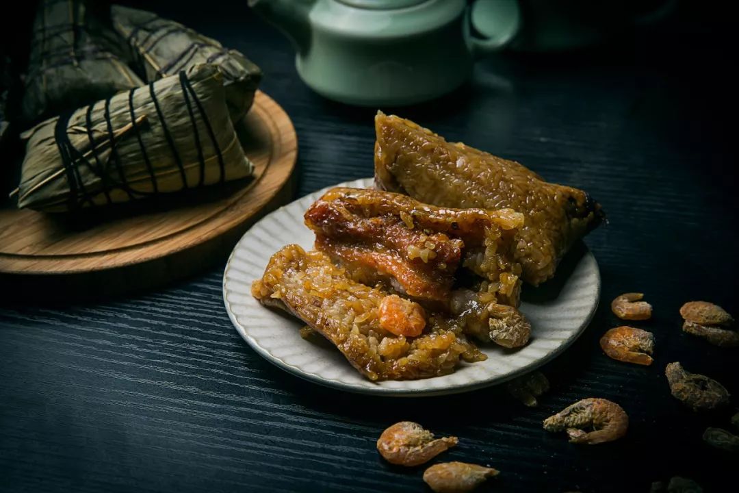 程英问杨过要吃些什么,杨过脱口而出,要吃粽子,当晚程英就裹了豆沙