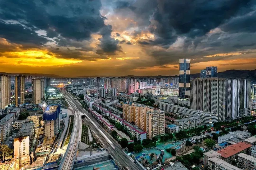 兰州市区就这么静静看着飞速的高铁,运送着来来往往的人.摄影/晓欢