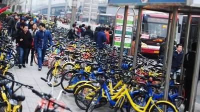 单车占公共空间、做租赁生意,你还管这叫共享?| 小巴问大头