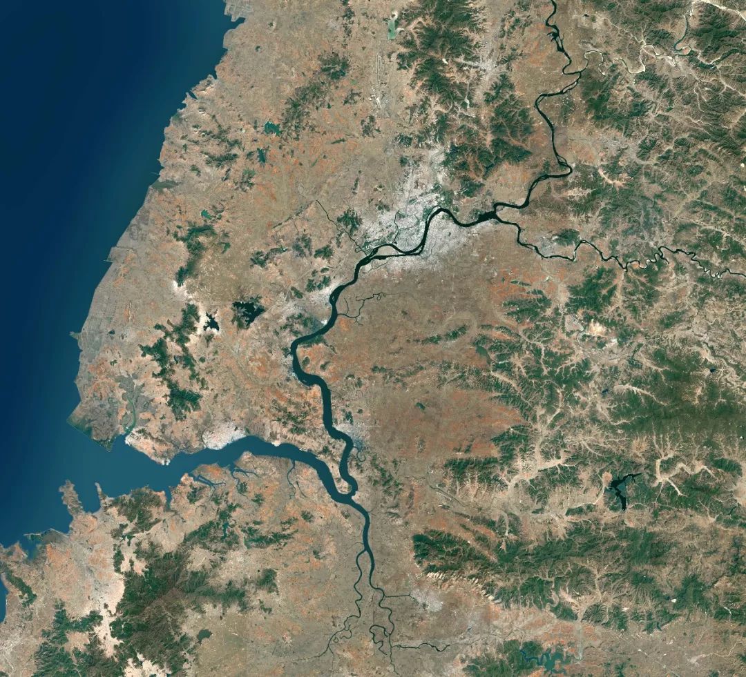 河宽水深,航运便捷 沿岸自古就是港口和聚落的密集之处 (大同江卫星图