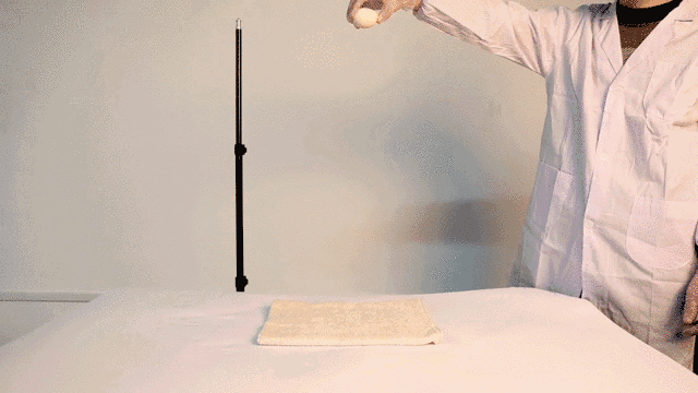 小七取两枚鸡蛋,从同样高度做自由落体,落在普通棉毛巾上的鸡蛋碎了