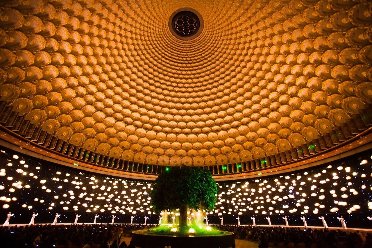 2017年的倒数第二天,让我们赴约灵山梵宫,在圣坛千余盏莲花灯的璀璨